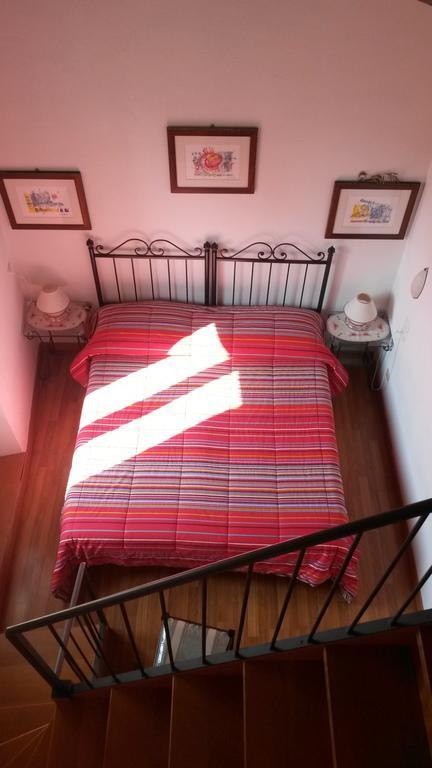 Camere Carli Assisi Bilik gambar