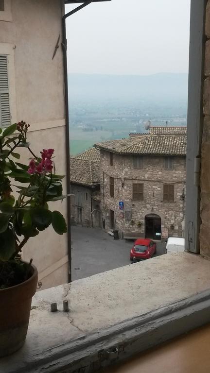 Camere Carli Assisi Bilik gambar