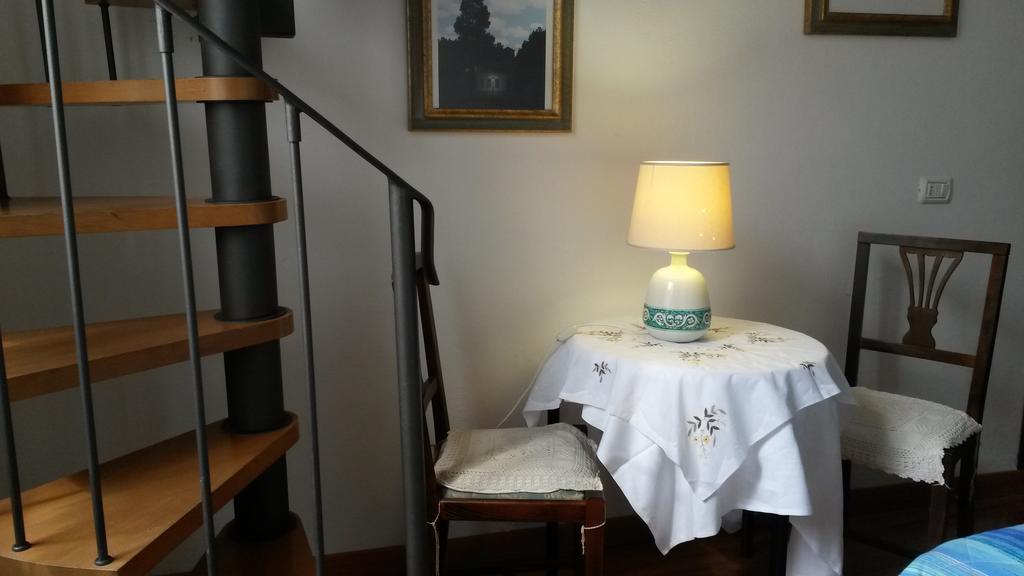 Camere Carli Assisi Bilik gambar