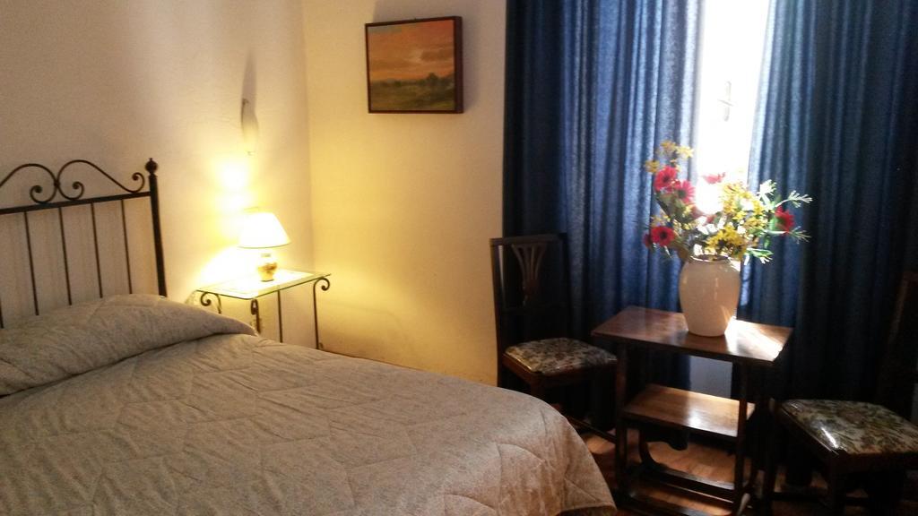 Camere Carli Assisi Bilik gambar