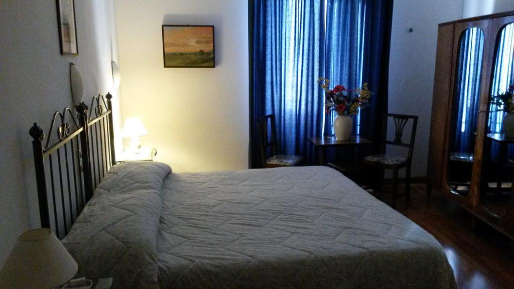 Camere Carli Assisi Bilik gambar